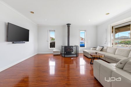 WARM & WELCOMING FAMILY HOME IN A QUIET CAROLINE SPRINGS COURT - Photo 4