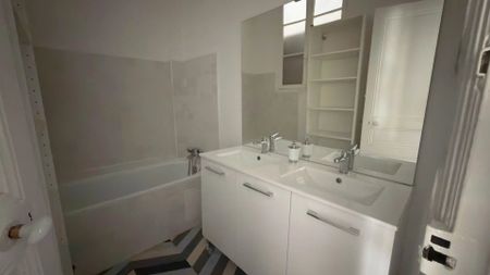Location Appartement 3 pièces 65m² NICE 06000 - Photo 4