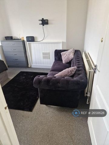 1 bedroom in a flat share to rent - Photo 2