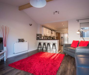 Modern with beautiful original features - Photo 6