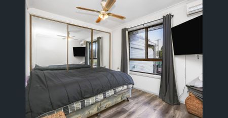 Modern 3-Bedroom Home with Double Garage - Photo 2