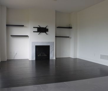 For Lease - 24 Festival Court, East Gwillimbury, Ontario - Photo 2