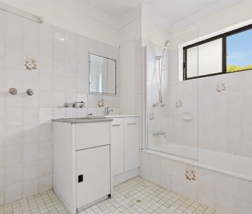 Updated two bedroom unit, minutes from Auchenflower Station - Photo 6