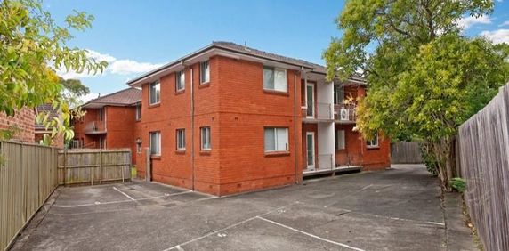 Renovated Two Bedroom Apartment - Photo 2