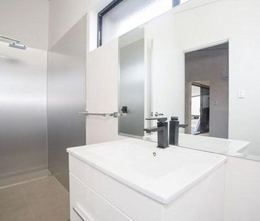 2 BEDROOM, 2 BATHROOM MODERN UNIT PARTLY FURNISHED - Photo 5