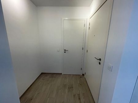 Mooi instapklaar appartement op het tweede verdiep met zicht op het pittoreske kerkplein. Midden in het commercieel centrum en op wandelafstand van de zee. - Photo 2