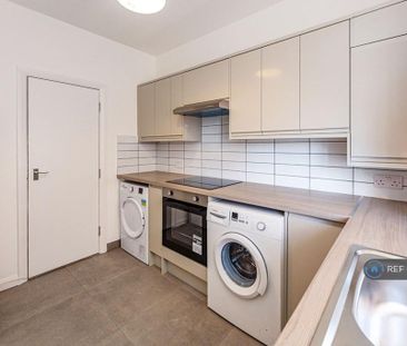 1 bedroom in a flat share to rent - Photo 4
