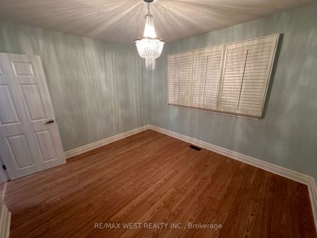 Detached Home For Lease | S8117020 - Photo 3