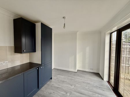 Three‑bed semi‑detached in Chaddesden with new kitchen, spacious lounge, open‑plan dining kitchen, corner‑bath bathroom, off‑road parking and low‑maintenance garden with workshop. Gas central heating, double glazing and open rear aspect. Viewing recommended. - Photo 5