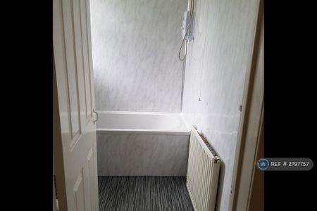 3 bedroom flat to rent - Photo 5