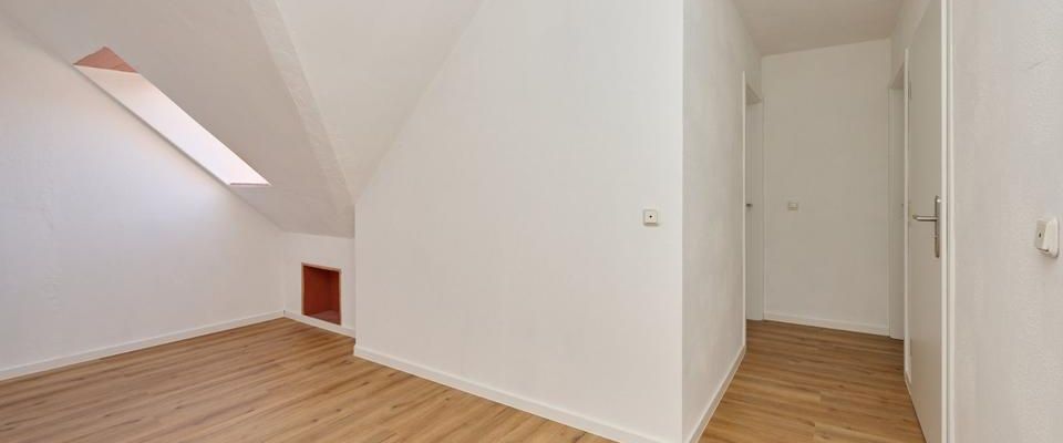 Erstbezug nach Sanierung: Charmante 3-Zimmer Dachgeschosswohnung - Foto 1