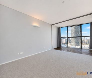 Spacious Three-Bedroom Residence with Elevated Views in Central Park - Photo 1