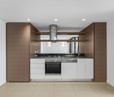 Stylish Apartment Living in the Prestigious Green Square Complex - Photo 3