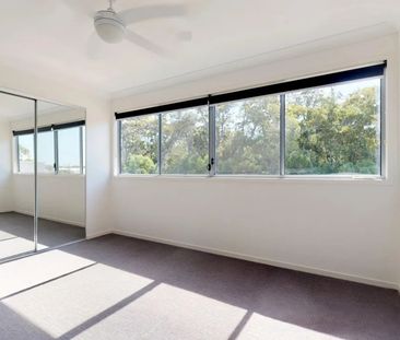 Spacious Modern Home near Parks&comma; Lake & Sunshine Coast Hospital – Perfect for Relaxed Living&excl; - Photo 3