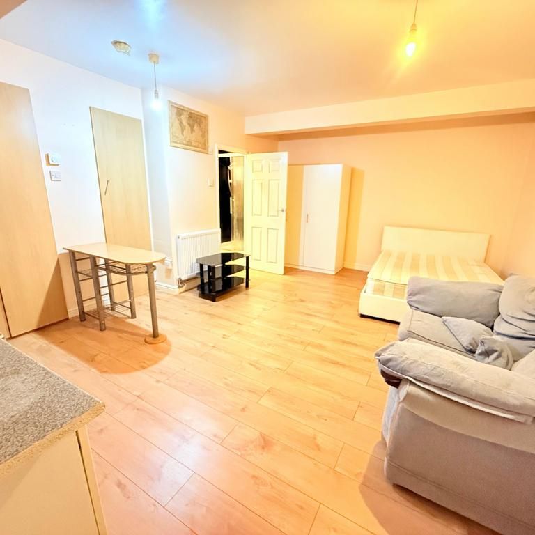 Studio to rent - Photo 1