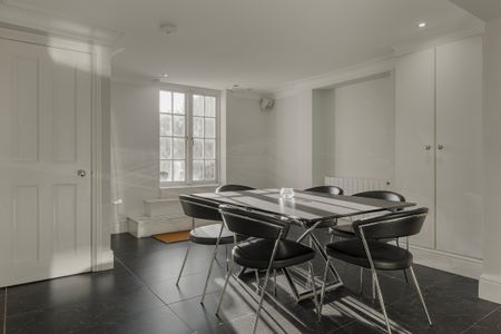 A handsome five-bedroom house in Wimbledon Village - Photo 4