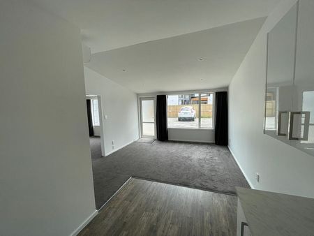 Spacious & fully renovated 2 bedroom 300m from CBD - Photo 4