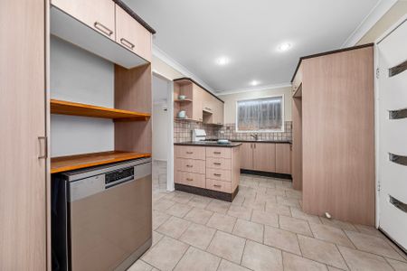 Comfortable 5 Bedroom Home - Photo 5