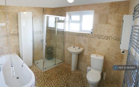 1 bedroom in a house share to rent - Photo 4