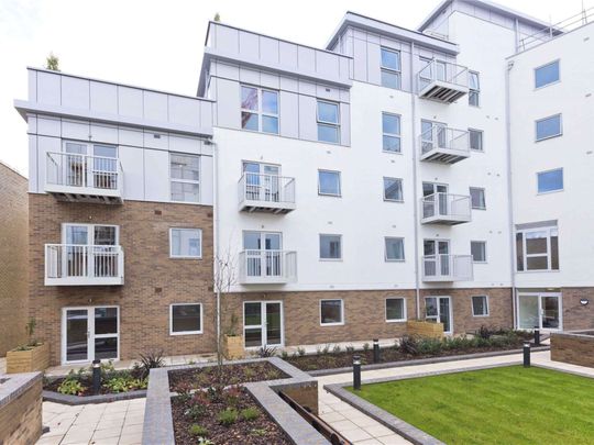 A one bedroom apartment conveniently positioned close to Guildford train station. - Photo 1