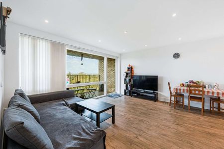 Amazing two bedroom, two bathroom apartment with a bright and spacious living room. - Photo 4