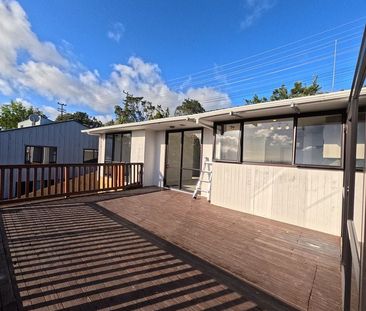 Sunny Elevated 4BR with Sea Views - Photo 2