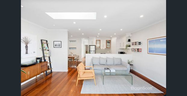 DELIGHTFUL SINGLE FRONT IN PRIME ABBOTSFORD LOCATION! - Photo 1