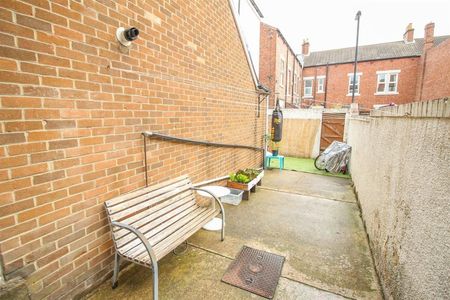 2 Bedroom Flat - Ground Floor - Photo 2