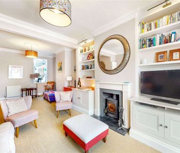 SHORT LET - A superb four bedroom house located in the sought after... - Photo 1