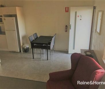 FULLY FURNISHED, AIR CONDITIONED INNER CITY UNIT! - Photo 6