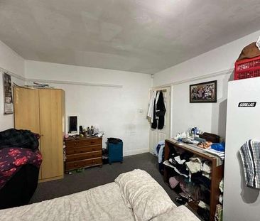 Leamington Crescent, Harrow, HA2 - Photo 2