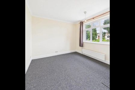 2 Bed Terraced House, Oakley Road, LU4 - Photo 2