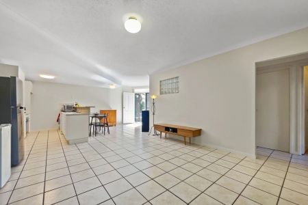 Two bedroom unit with private courtyard and ocean breezes - Photo 4