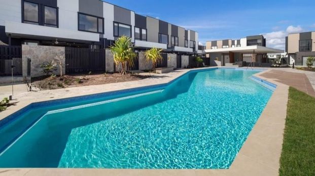 Luxury Waterfront Living in the Heart of Hope Island - Fully Furnished - Photo 1