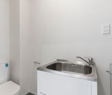 Near New Modern Luxury - Unbeatable Location - Photo 2
