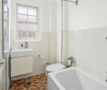 DEPOSIT TAKEN - Elegant One Bedroom Boutique Apartment - Photo 5