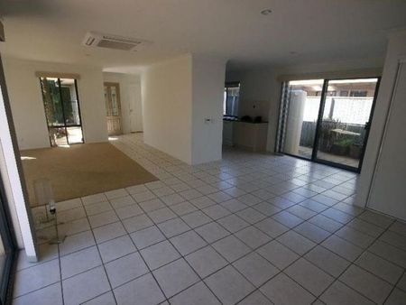 Immaculate fully air-conditioned home just waiting for the perfect couple or family! - Photo 4