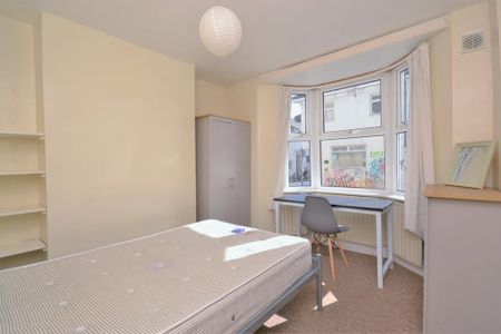 4 bedroom terraced house to rent - Photo 2