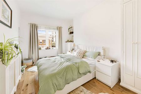 A well presented three bedroom apartment close to Battersea Park. - Photo 5