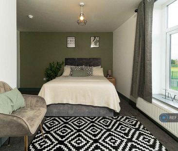 1 bedroom in a house share to rent - Photo 2