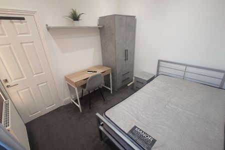 4 bedroom terraced house to rent - Photo 5