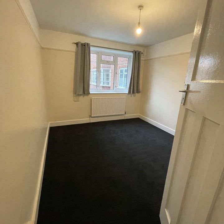 3 Bed Flat, Holmbury Court, SW17 - Photo 1