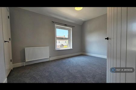 3 bedroom terraced house to rent - Photo 2