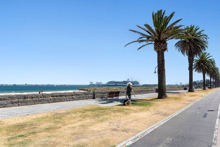 Port Melbourne Apartment – Bright with Views - Photo 4