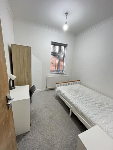 5 bedroom semi-detached house to rent - Photo 2