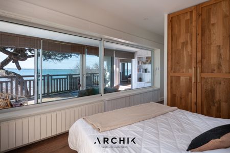 Architecture traditionnelle du Bassin d'Arcachon, cette villa de 170 m2 se positionne en première ligne au bord de l'eau sur un terrain arboré de 770 m2. - Photo 5