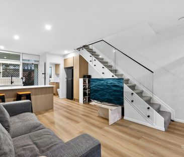 Waterfront Townhouse with Broadbeach Skyline Views - Photo 1