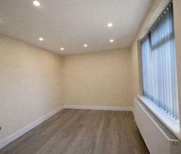 3 bedroom flat to rent - Photo 4