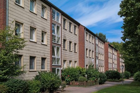 Helle Erdgeschoss-Wohnung mit Einbauküche - Foto 2