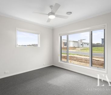 Coastal living, brand new home - Photo 2